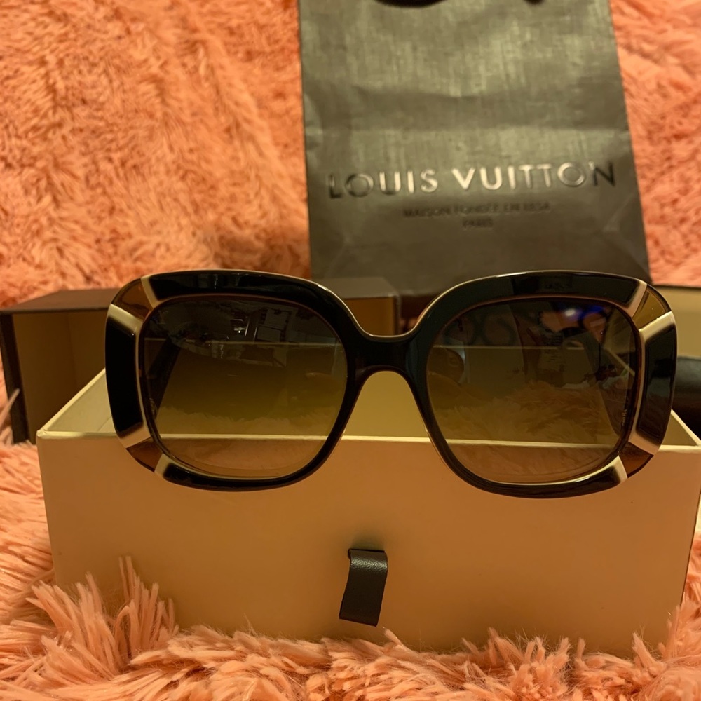Louis Vuitton Oversized Sunglasses made in France. - Picture 3 of 9
